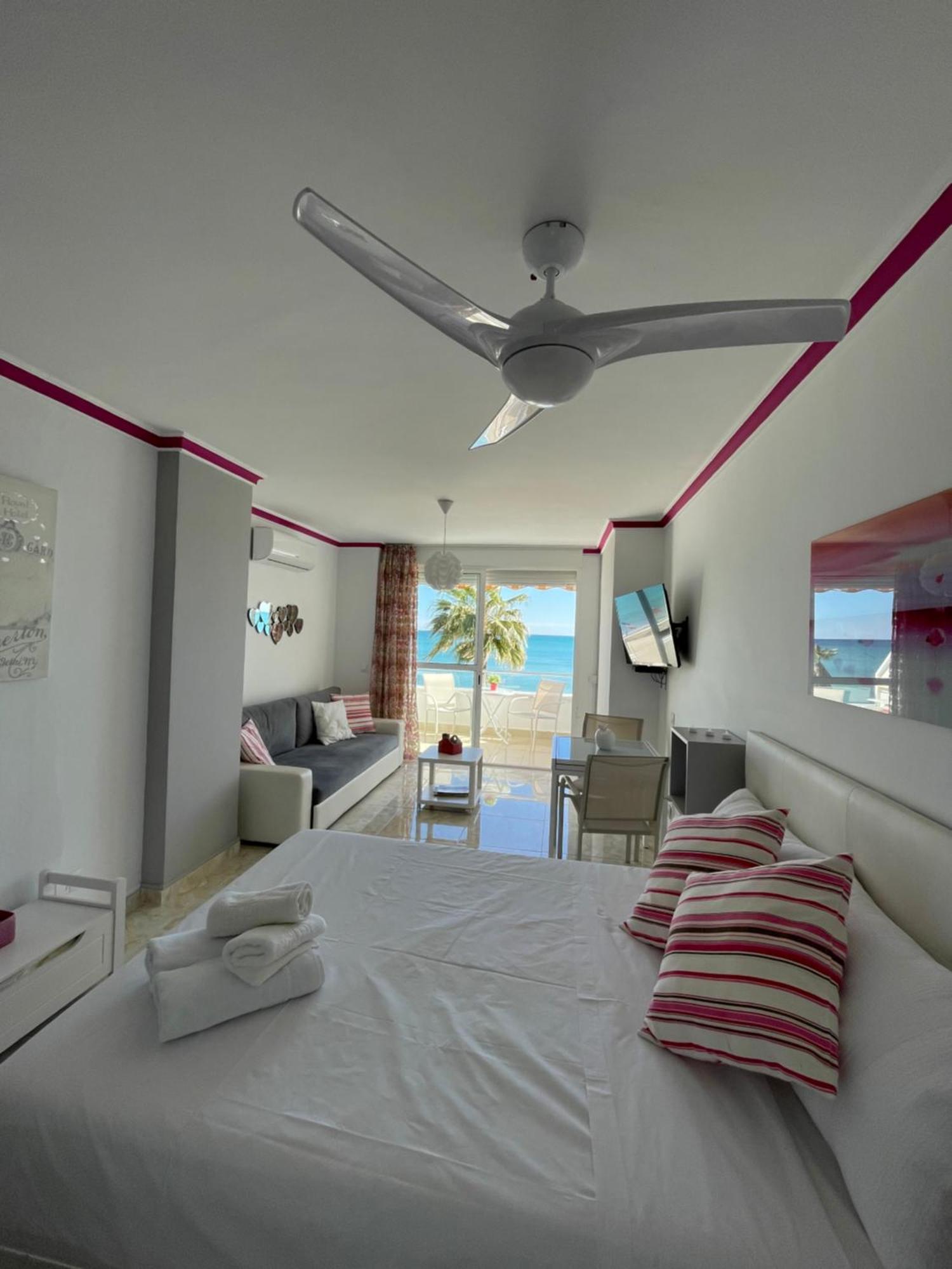 Roca Chica. Studio - First Line Beach Torremolinos Kültér fotó