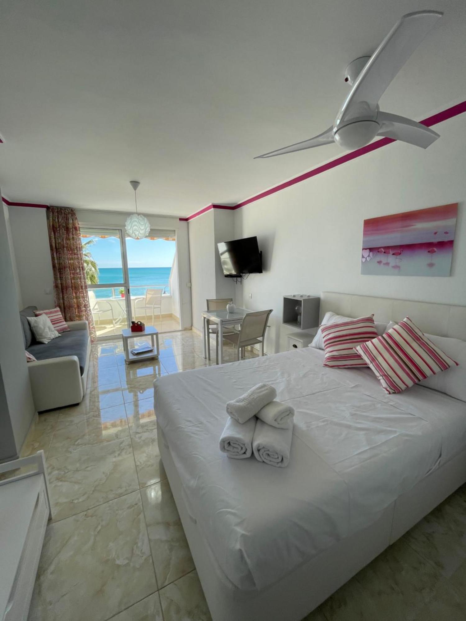 Roca Chica. Studio - First Line Beach Torremolinos Kültér fotó