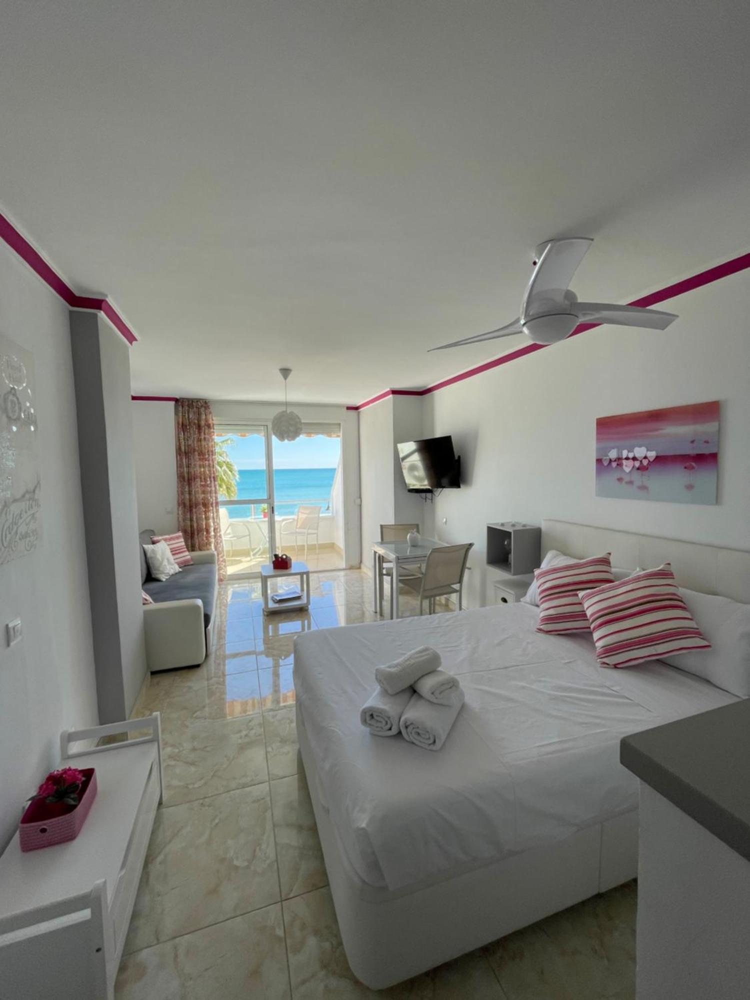 Roca Chica. Studio - First Line Beach Torremolinos Kültér fotó