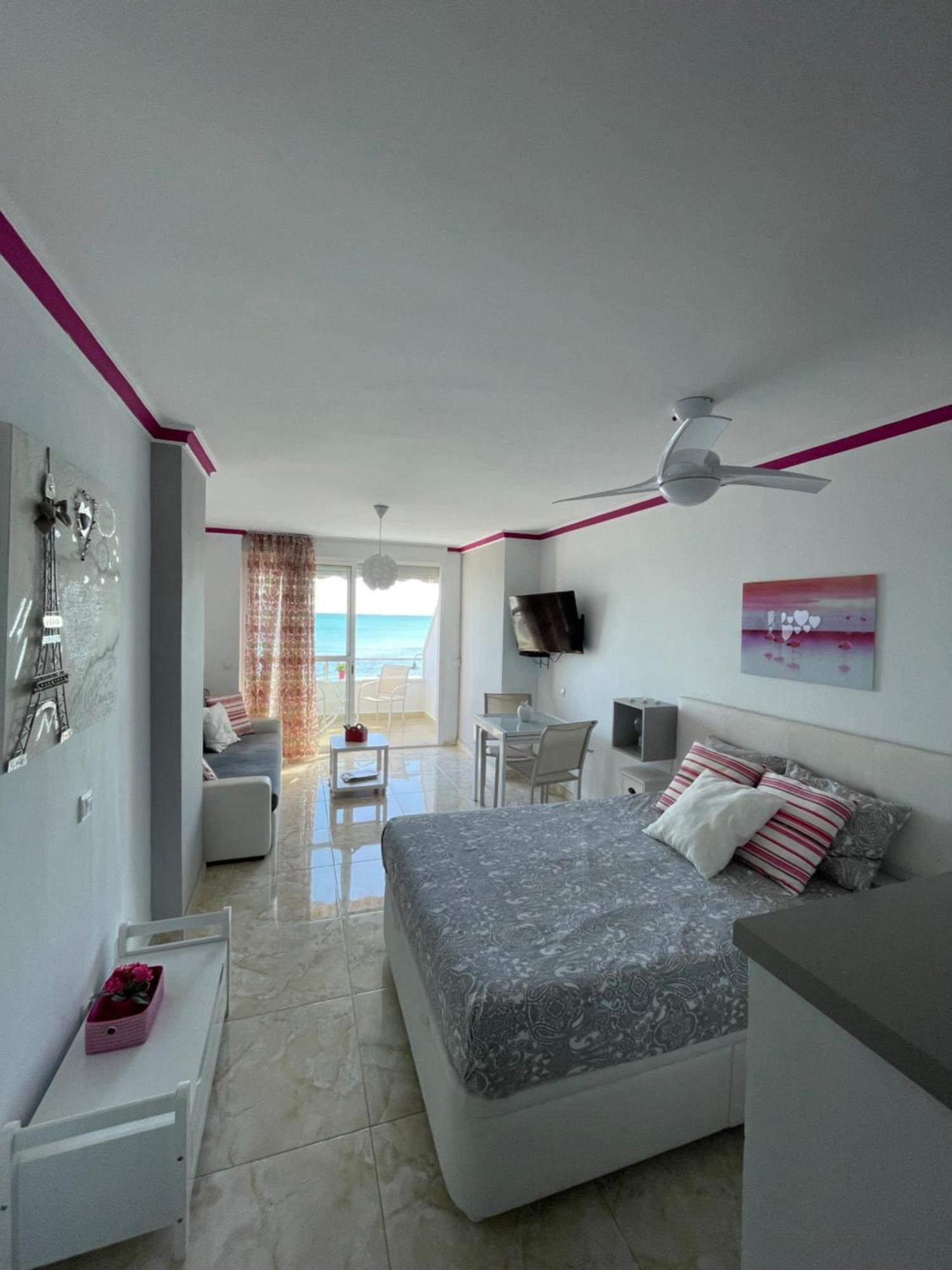 Roca Chica. Studio - First Line Beach Torremolinos Kültér fotó
