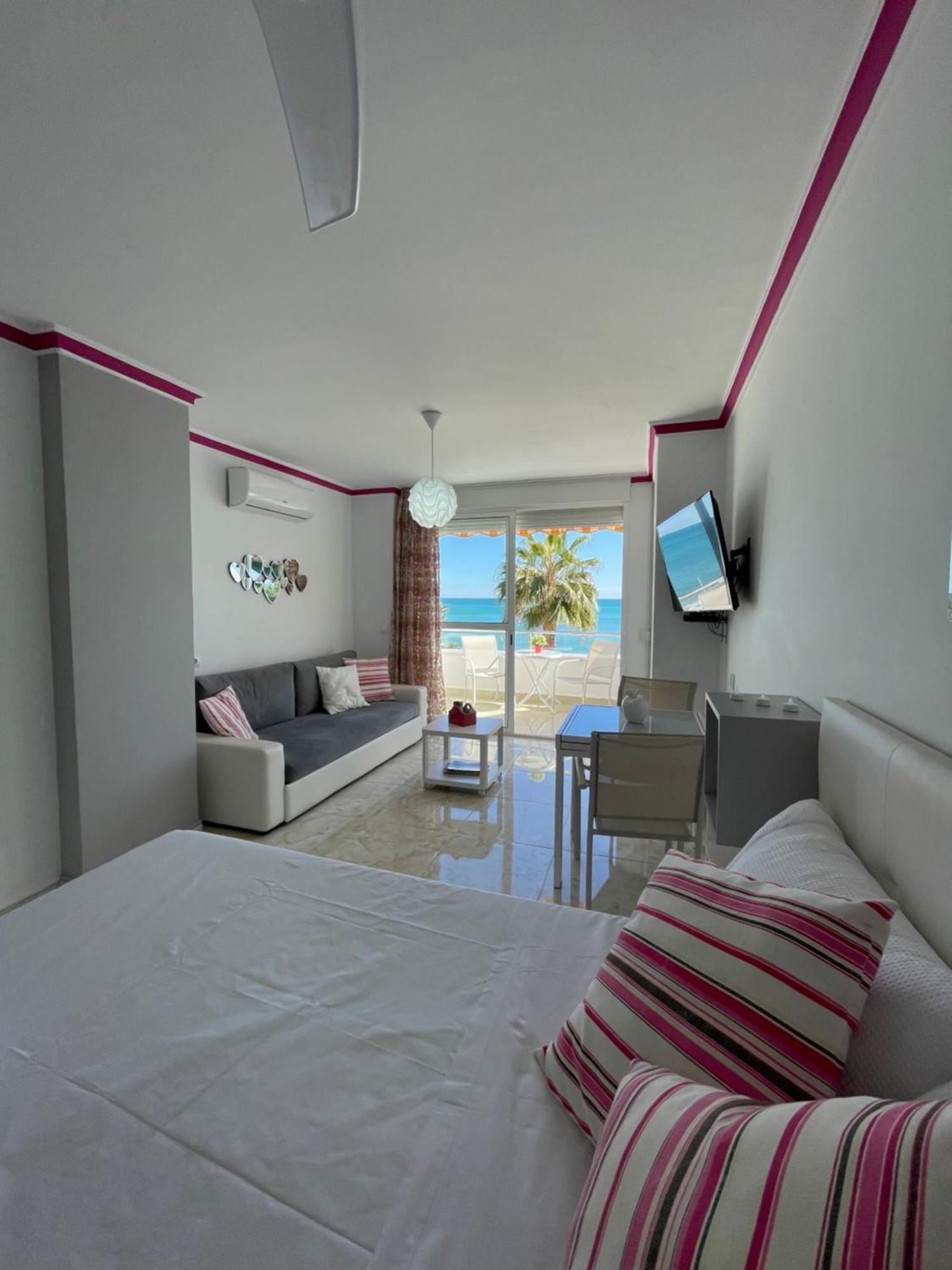 Roca Chica. Studio - First Line Beach Torremolinos Kültér fotó