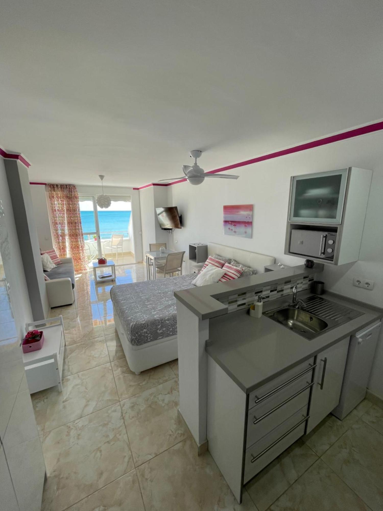 Roca Chica. Studio - First Line Beach Torremolinos Kültér fotó
