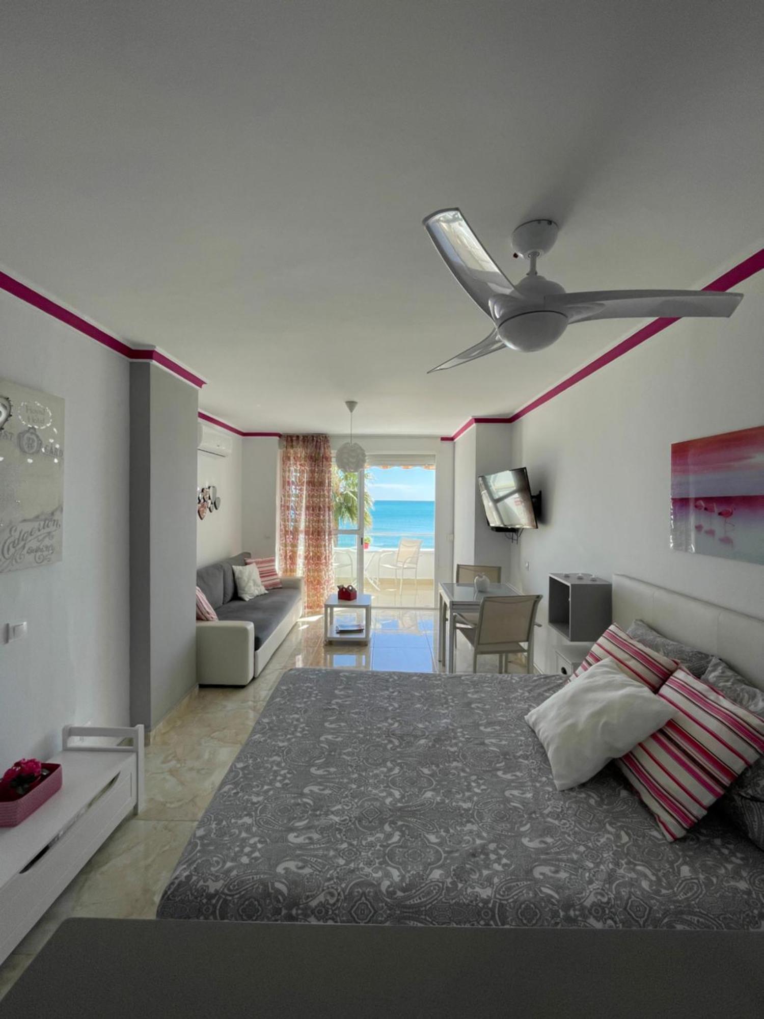 Roca Chica. Studio - First Line Beach Torremolinos Kültér fotó