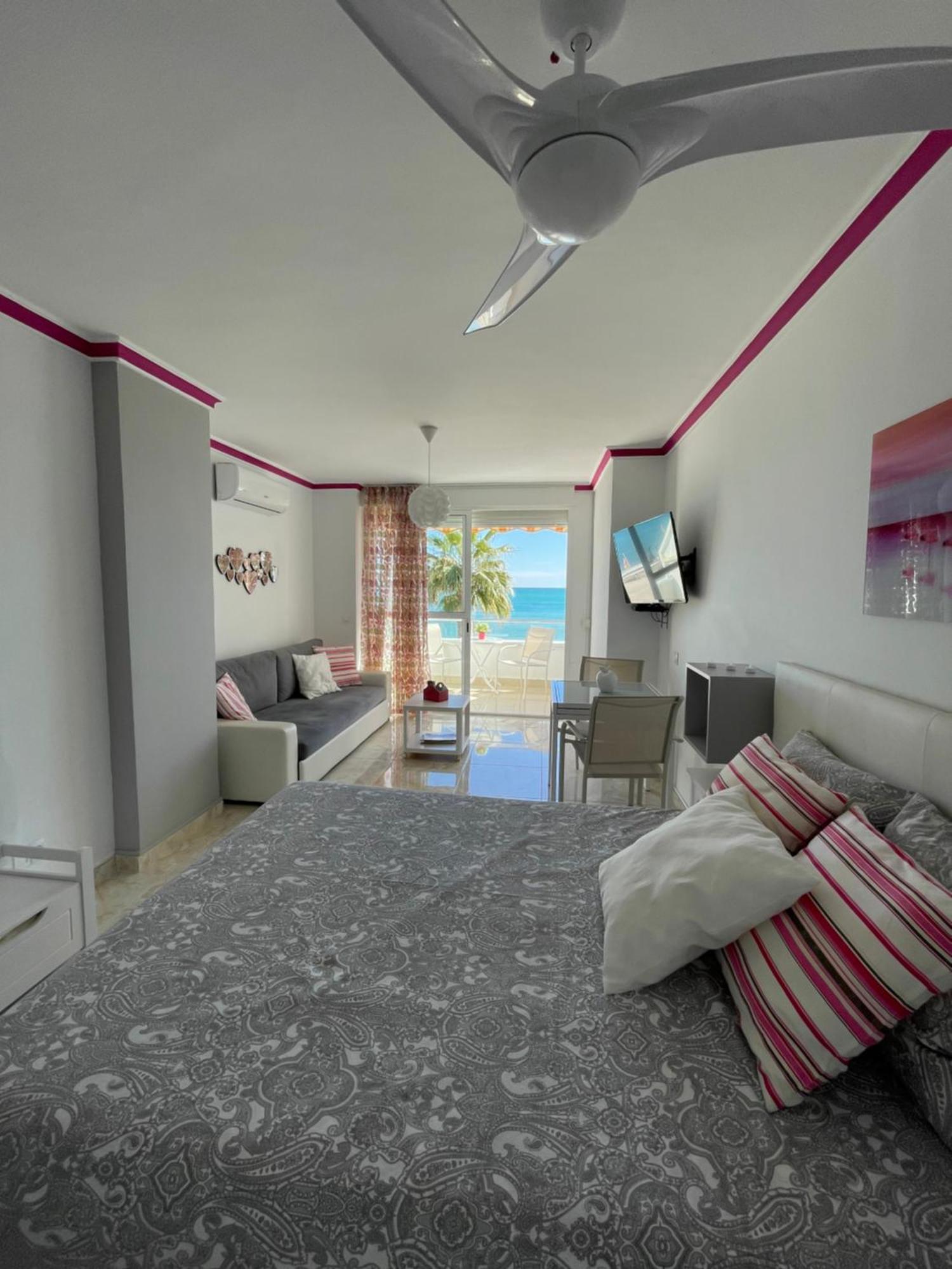 Roca Chica. Studio - First Line Beach Torremolinos Kültér fotó